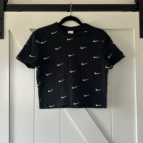 Embroidered Nike Swish with all over logo cropped T-shirt - Picture 4 of 8